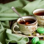 Vad betyder det om du drömmer om te: tolkningar av drömböcker