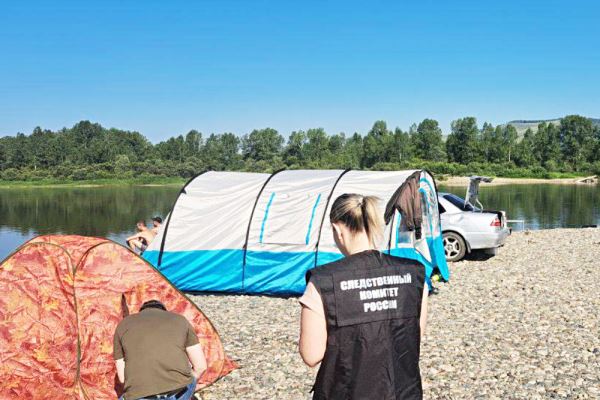 В Красноярском крае годовалая девочка пропала во время ночевки семьи на берегу